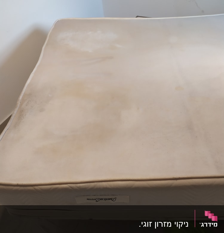 מזרן עם כתמים שונים על פני השטח